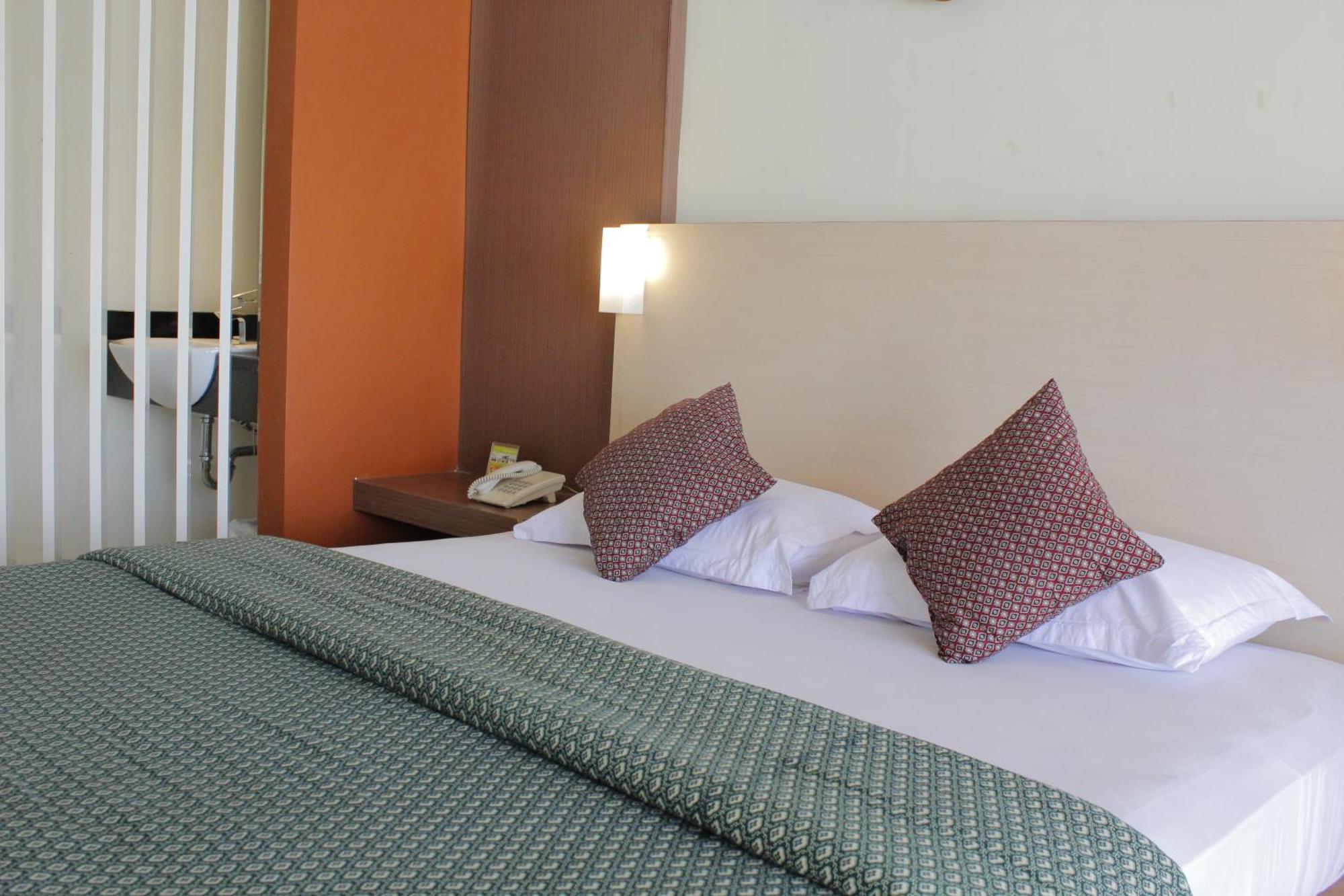 Lux Tychi Hotel Malang Exterior photo