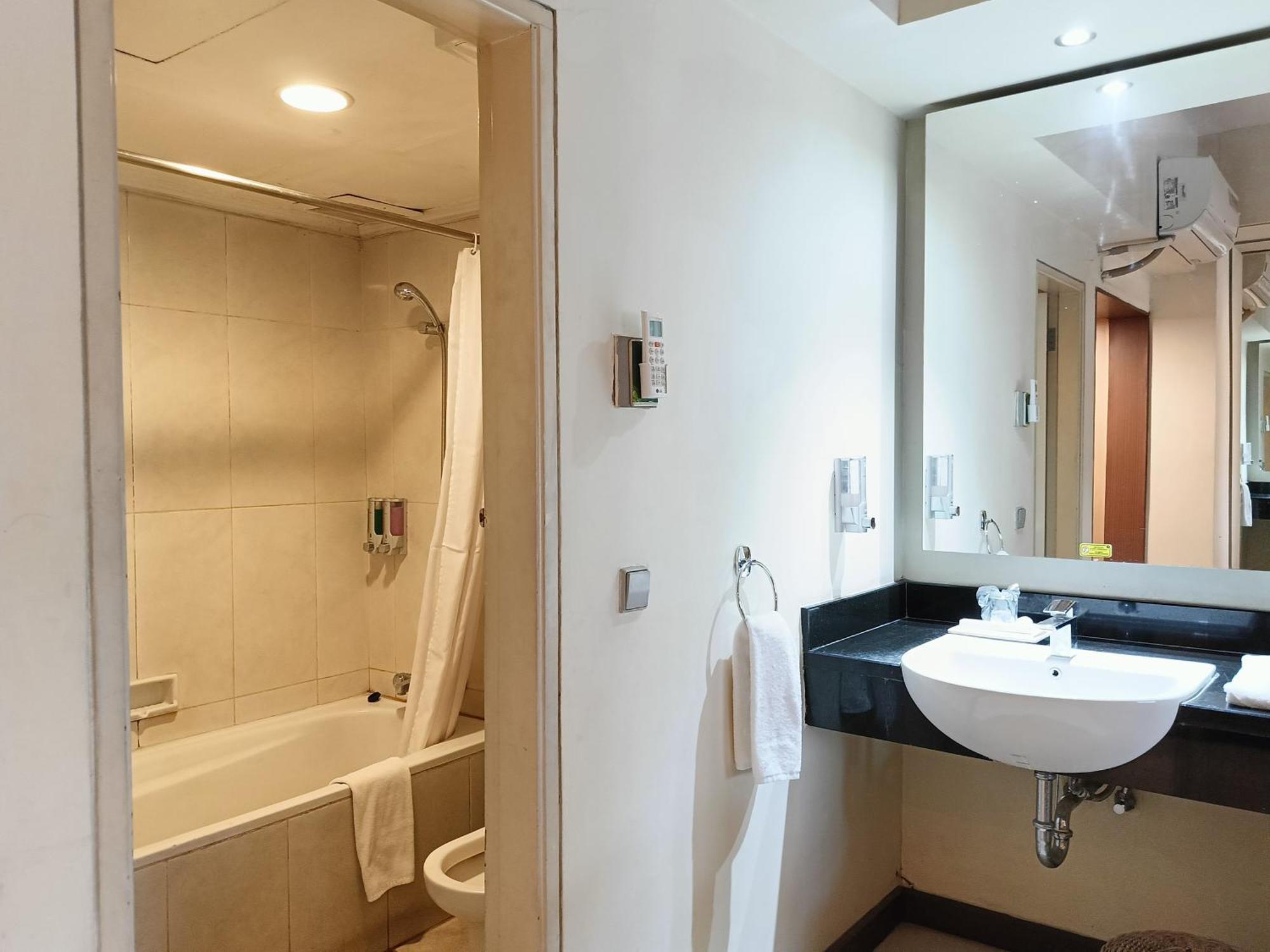 Lux Tychi Hotel Malang Exterior photo