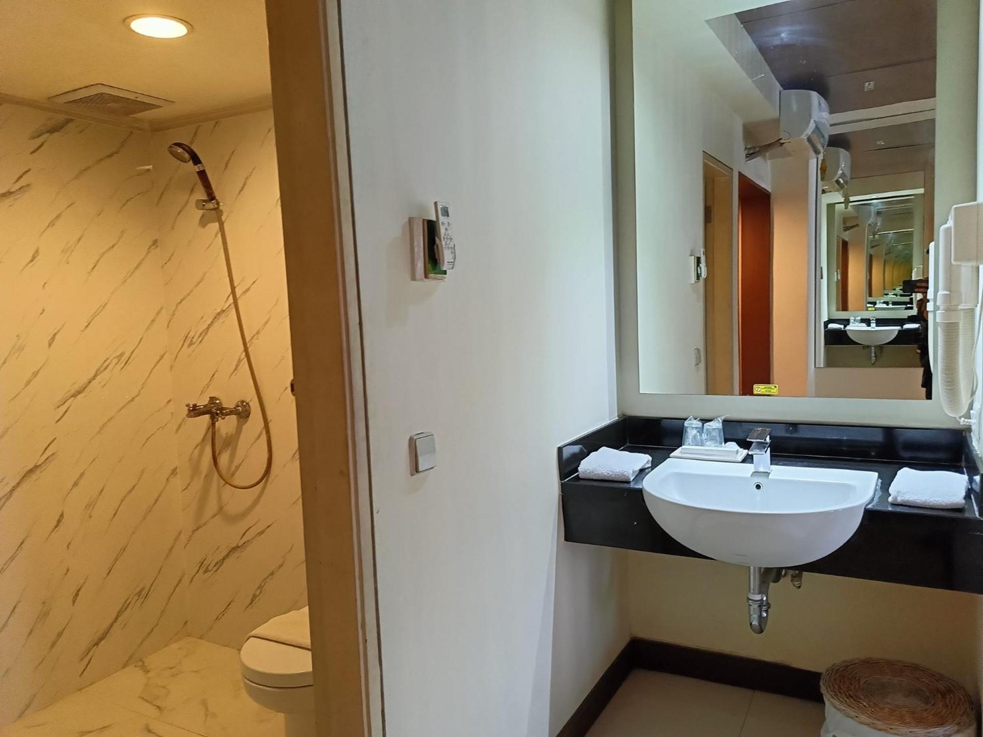 Lux Tychi Hotel Malang Exterior photo